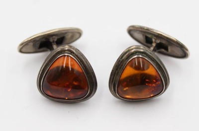 Auktion 367<br>Paar Manschettenknöpfe mit Bernsterin, Fischland, 835er Silber, 10,6gr., ca. L-1,2cm [1]