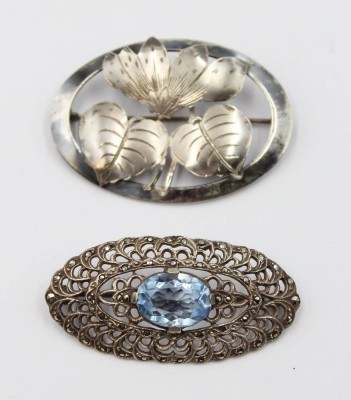 Auktion 367<br>2x div. Silber-Broschen, älter, 1x Markasiten und hellblauer Stein, ca. zus. 13,1gr., L-4,8cm [1]