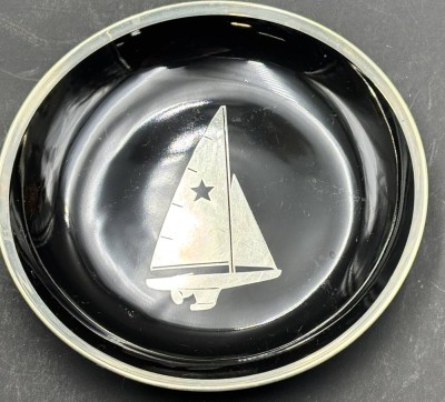 Auktion 367<br>Fürstenberg Schale mit Segelboot, Feinsilber-1000- Auflage, Rand ebenso, D-14 cm [1]