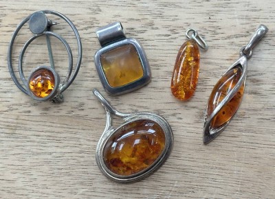 Auktion 367<br>5x kl. Silber-Anhänger mit Bernsteinen [1]