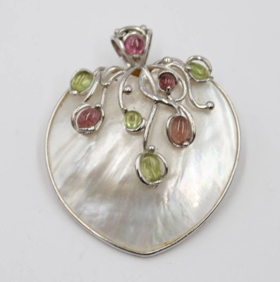 Auktion 367<br>gr. Anhänger, Perlmutt mit 925er Silberfassung, diese mit Halbedelsteinbesatz [1]