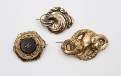 Auktion 367<br>3x div. Biedermeier-Broschen, Schaumgold, 1x mit Onyx, ca. 3 x 4,8cm [1]