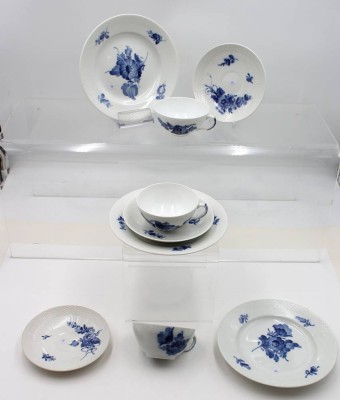 Auktion 367<br>3 komplette Teegedecke, Royal Copenhagen, Blaue Blume, Tassen ca. H-4,5cm [1]