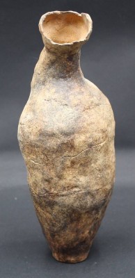 Auktion 367<br>Vase? oder Trinkgefäss ?, vielleicht auch griechischer Phormiskos ?. dünne Keramik, H-22 cm [1]