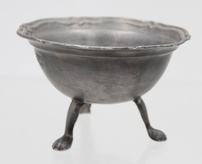 Auktion 367<br>Zinn-Schale auf 3 Beinen, gepunzt, ca. H-7,2cm D-11cm [1]