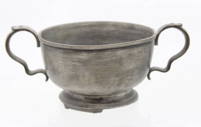 Auktion 367<br>Zinn-Henkelschale, älter, Stand beschädigt, ca. H-8,5cm D-13cm [1]