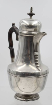 Auktion 367<br>Türkenkopf-Kaffeekanne, Zinn, 19. Jhd., Deckel lose, an Stand Restauration, Holzgriff, ca. H-31,5cm [1]