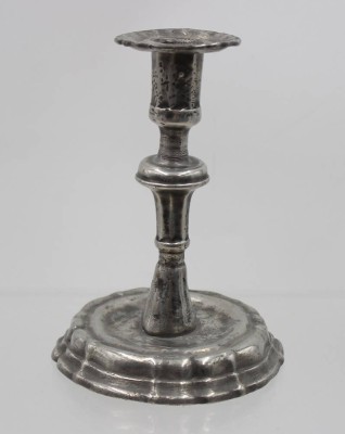 Auktion 367<br>Zinn-Leuchter, älter, wohl Frankreich, ca. H-15,5cm [1]