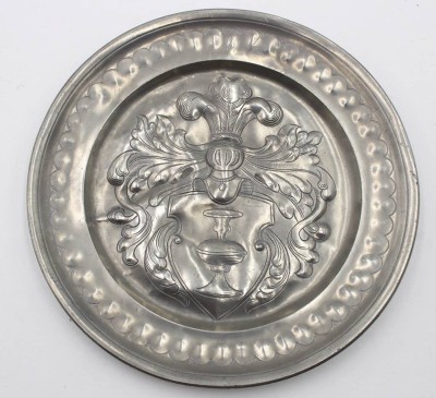 Auktion 367<br>Zinnteller mit einem Wappenrelief, älter, monogrammiert, ca. D-22,3cm [1]
