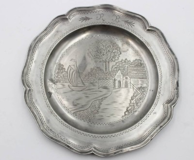 Auktion 367<br>Zinnteller mit Uferszene, monogrammiert 