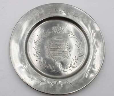 Auktion 367<br>Zinnteller mit Wappengravur, datiert 1863, ca. D-22,5cm [1]