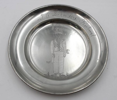 Auktion 367<br>tiefer Zinnteller, gaviert mit Soldaten, Namensgravur und datiert 1831, ca. D-24,3cm [1]