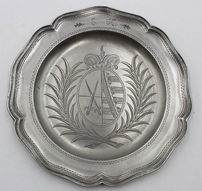 Auktion 367<br>Zinn-Teller, Wappengravur, monogrammiert, D-23,5cm [1]