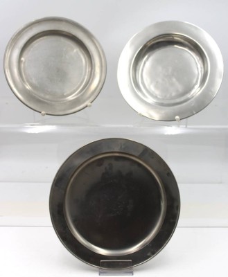 Auktion 367<br>3x div. antike Zinn-Teller, je mit div. Punzen, ca. D-24 bis 26,5cm [1]