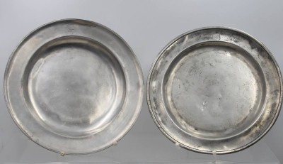 Auktion 367<br>2x gr. Zinn-Teller,  je monogrammiert, div. Punzen, Altersspuren, ca. D-31,5cm [1]