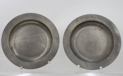 Auktion 367<br>2x Zinnteller, je mit Namensgravur, älter, ca. D-24,2cm [1]