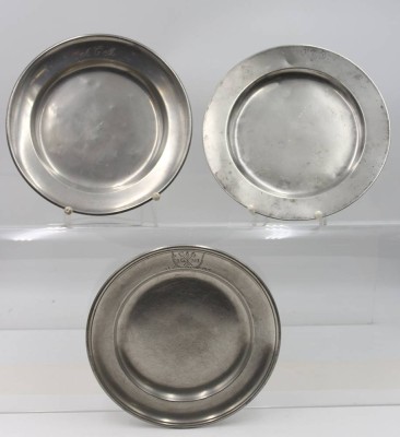 Auktion 367<br>3x div. Zinnteller, älter, je mit Gravuren und Punzierungen, ca. D-23,3cm [1]