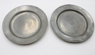Auktion 367<br>2x Zinnteller, älter, untersch.  Punzierungen, D-23,4cm [1]