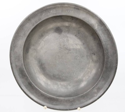 Auktion 367<br>Zinnschale, Namensgravur und datiert 1870, ca. H-6,5cm D-34,5cm [1]