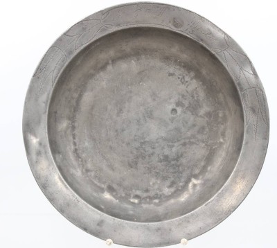 Auktion 367<br>Zinnschale, Namensgravur und datiert 1815, H-6cm D-36cm [1]