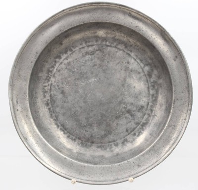 Auktion 367<br>Zinnschale, Namensgravur und datiert 1861, ca. H.5,8cm D-36,5cm [1]