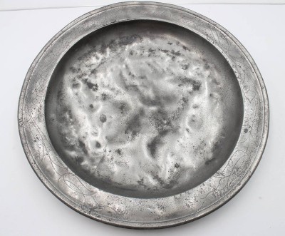 Auktion 367<br>gr. Zinn-Platte, Namensgravur und datiert 1870, leider gerissen, ca. D-38,5cm [1]