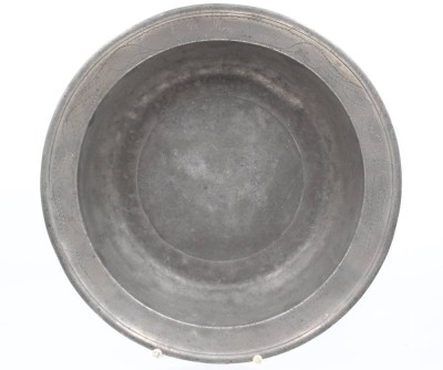 Auktion 367<br>gr. Zinnschale, Namensgravur und datiert 1871, ca. H-8,5cm D-38cm [1]