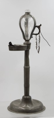 Auktion 367<br>Zinn-Öllampe mit Stundenglas, älter, ca. H-35cm [1]