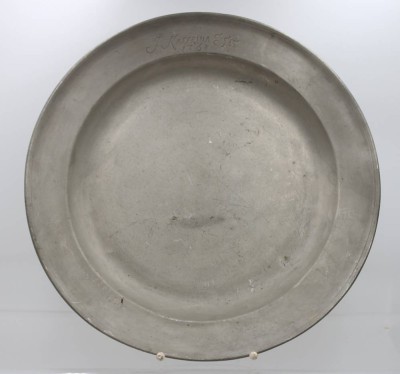Auktion 367<br>gr. runde Zinnplatte, Namensgravur und datiert 1768, Altersspuren. ca. D-43cm [1]