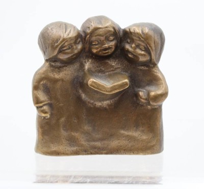 Auktion 367<br>Bronzegruppe, singende Kinder, ca. H-9,5cm B-9cm [1]