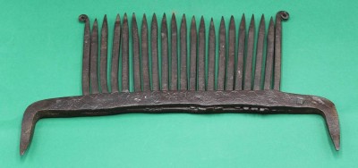 Auktion 367<br>grosser Riffelkamm (Flachsrechen), Schmiedeeisen, dat. 1871, B-40 cm, H-ca. 26 cm [1]