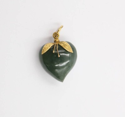 Auktion 369<br>Herzanhänger, mit 18 K Goldmontur, wohl Nephrit -Jade, ca. L-2,5cm [1]