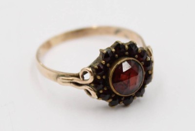 Auktion 367<br>antiker Granat-Ring, Gold um 9ct, NGS gemarkt, zus. ca. 1,9gr., RG 55 [1]