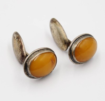 Auktion 367<br>Paar Manschettenknöpfe, 835er Silber m. Bernstein, Fischland, zus. ca. 10,1gr., ca. 2cm [1]