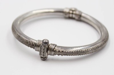 Auktion 367<br>Armreif, 925er Sterlingsilber, im traditionellen indischen Rajasthani-Design, ca. D-5,8cm, 32,7gr. [1]