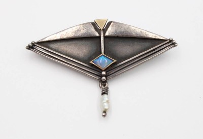 Auktion 367<br>Brosche, Jugendstil, 925er Silber, Opal und SW-Perle, wohl Firma Levinger & Bissinger, 6,1gr., 3 x 4,5cm [1]