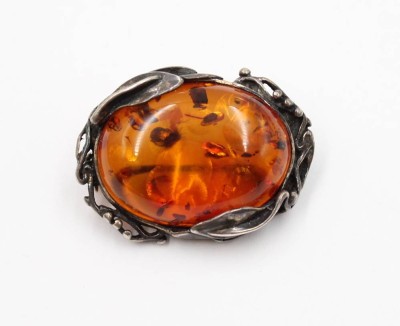 Auktion 367<br>Bernsteinbrosche in floraler Silberfassung, 925er, 8,2gr., B-3,2cm [1]