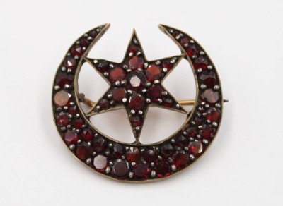 Auktion 367<br>Brosche, Halbmond uns Stern, Granat, älter, ca. D-3cm [1]