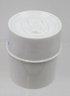 Auktion 367<br>Teedose, Fürstenberg, Deckel mit Relief, ca. H-11cm D-9,3cm [1]