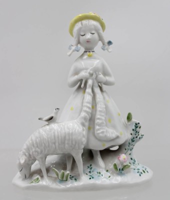 Auktion 367<br>Rosenthal ”Die Strickerin”, Entwurf Raymond Peynet 1958, kl. Chips sonst guter Zustand, farbig staffiert, ca. H-14,8cm [1]