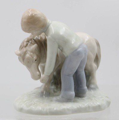 Auktion 367<br>Figurengruppe, Junge mit Pony, ungemarkt, Unterglasurfarben, ca. H-11cm [1]