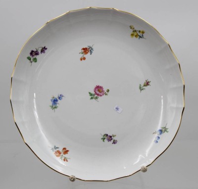 Auktion 367<br>runde Schale, Meissen, Schwertermarke, Streublümchen, 2 Schleifstriche, D-28cm [1]