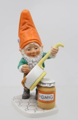 Auktion 367<br>Goebel Co-Boys, Tom, The Beekeeper, leider bestossen, ca. H-15cm [1]