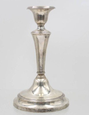 Auktion 367<br>Leuchter, Sterling, England, älter, gefüllter Stand, Gesamt ca. 490gr., H-18cm [1]