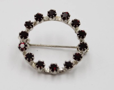 Auktion 369<br>Modeschmuck-Brosche, rote Steine, D-2,6cm [1]