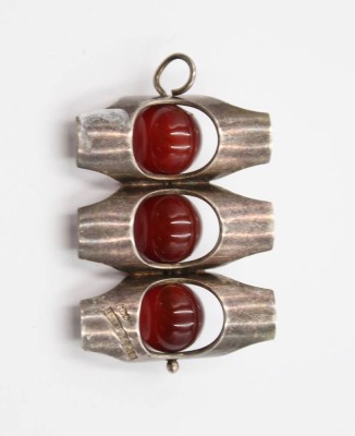 Auktion 367<br>Design-Brosche, Finland, Kultaseppä Salovaara , Karneolkugeln, zus. ca. 11,4gr., L-4,2cm [1]