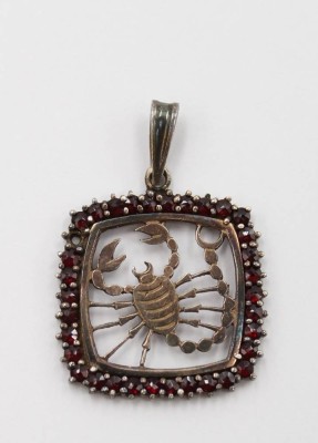 Auktion 367<br>Sternzeichenanhänger, Skorpion, 800er Silber, Granatbesatz (1 Stein fehlt), ca. L-3,5cm, 3,9gr. [1]