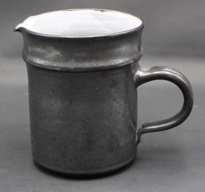 Auktion 367<br>Kunstkeramik-Milchkrug, in Boden signiert, signiert, H-14,5 cm [1]
