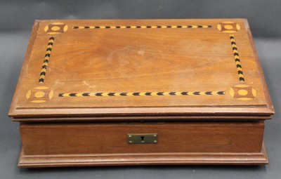 Auktion 367<br>gr. Holzkasten, Deckel intarsiert, mit Inneneinteilung, H-9,5 cm, 25x35 cm [1]
