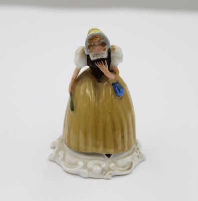 Auktion 367<br>Dame im Biedermeier Kostüm, Rosenthal, 1920er Jahre, Entwurf Bertold Boess 1917, Modellnr. 453, polychrom staffiert, H- 6cm [1]